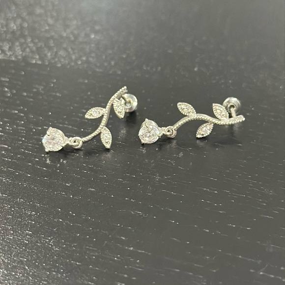 Jewelry - Silver 925 Earrings - Floral Dangling Stone